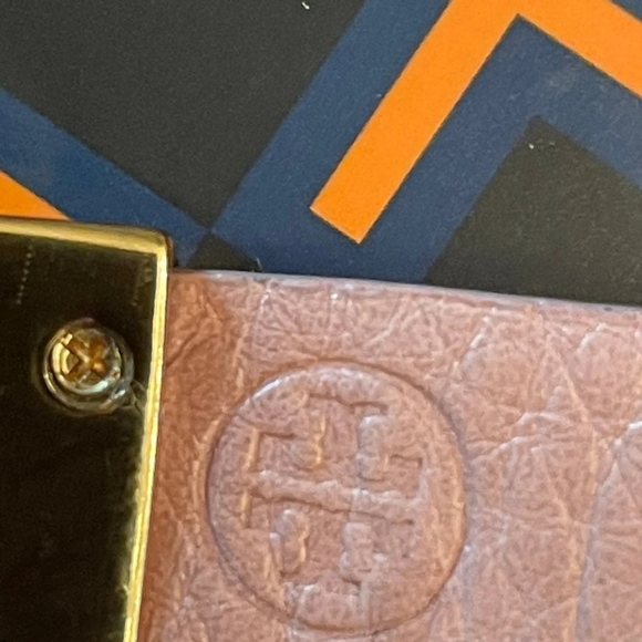 Tory Burch Gold Statement Logo Leather Cuff - Picture 4 of 6